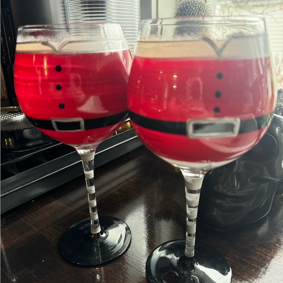 🎅❤️ Pier 1 Hand painted Santa belt Christmas wine glasses ❤️🎅🍷 - Picture 1 of 4